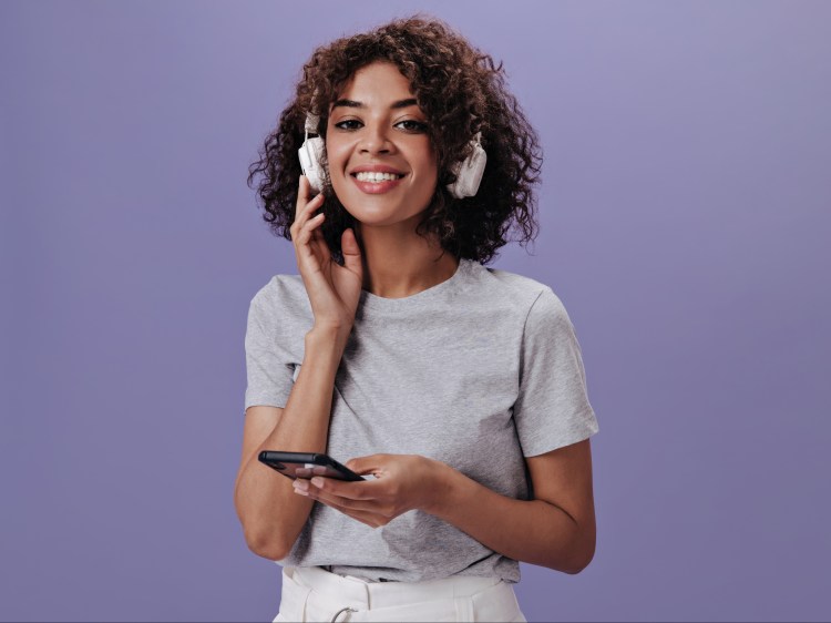 one of the student of alyeen listening to english and spanish language podcast